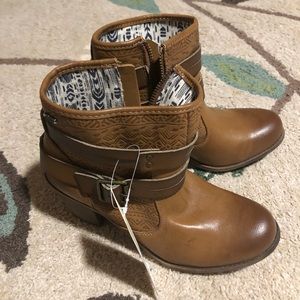 Chic Tan Ankle Booties